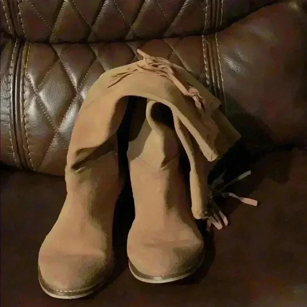 Women’s tall suede women’s boots.